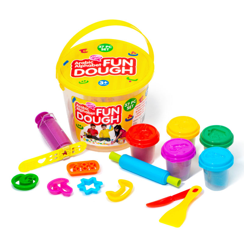Jeu éducatif Desi Doll avec pâte à modeler pour créer des lettres de l'alphabet arabe, avec des formes colorées et détaillées.