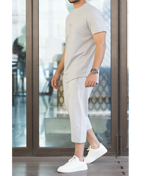 Ensemble homme WASSAT avec sarouel et tee-shirt en coton gris, confortable et décontracté, style moderne et coloré.