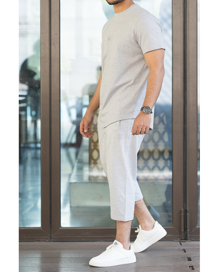 Ensemble homme WASSAT avec sarouel et tee-shirt en coton gris, confortable et décontracté, style moderne et coloré.