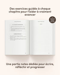 Livre Muslima Mindset Reset de Muslima Glow, guide de transformation islamique pour femmes, avec couverture et pages ouvertes.