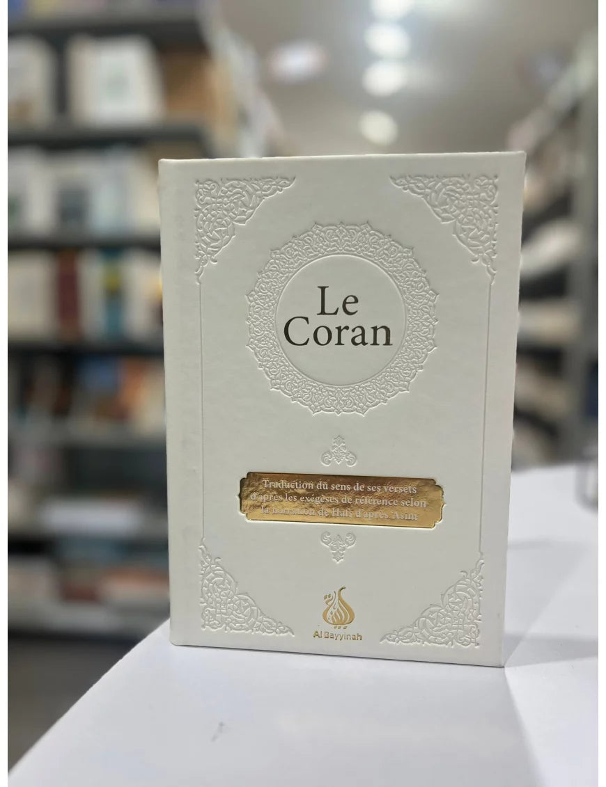 Coran AR/FR traduit par Rachid Maach, édition Al Bayyinah, format moyen, avec exégèses de référence, couverture et pages visibles.