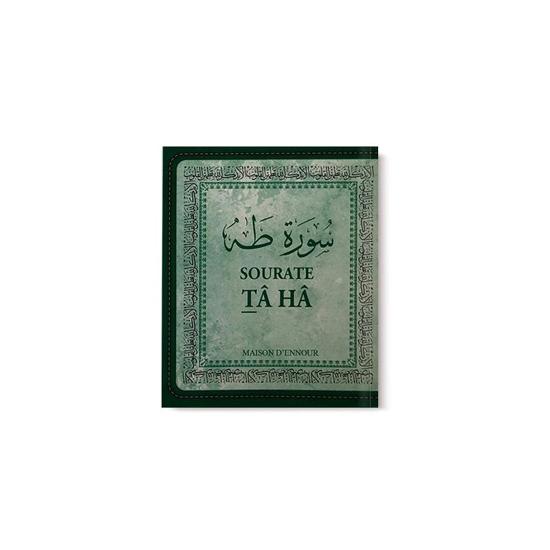 Livre Sourate Tâ Hâ de Maison D'Ennour avec texte en arabe, français et phonétique, illustré et posé sur une table.