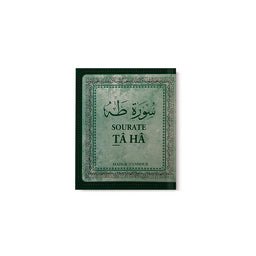 Livre Sourate Tâ Hâ de Maison D'Ennour avec texte en arabe, français et phonétique, illustré et posé sur une table.