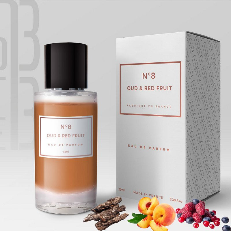 Parfum Oud & Red Fruit N°8 de Note33, flacon de 50ml, avec notes de fruits rouges et bois d'oud visible.