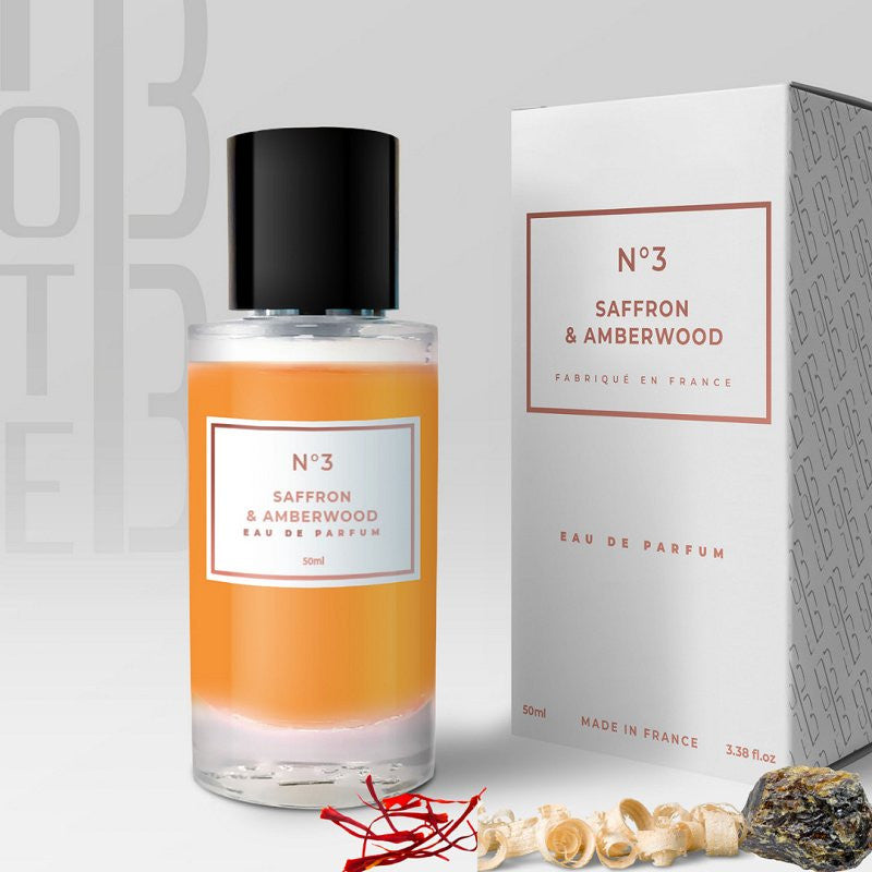 Parfum Note 33 Saffron & Amberwood N°3, flacon de 50ml, avec bouchon en verre et étiquette élégante, vue de face.