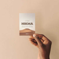 Jeu de cartes HIKMA pour adultes de Qalbeen, avec questions, réflexions, histoires et faits islamiques, cartes colorées et illustrées.