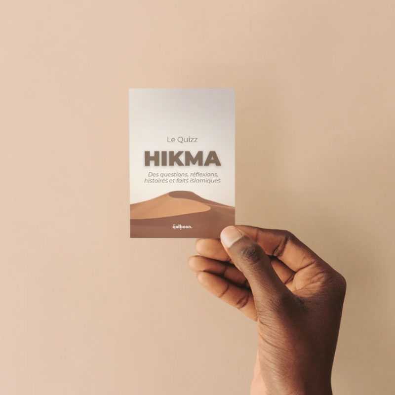 Jeu de cartes HIKMA pour adultes de Qalbeen, avec questions, réflexions, histoires et faits islamiques, cartes colorées et illustrées.