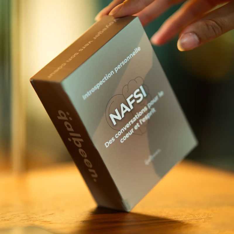 Jeu de cartes Nafsi Qalbeen pour adultes, illustré avec des motifs abstraits, destiné à l'introspection personnelle.