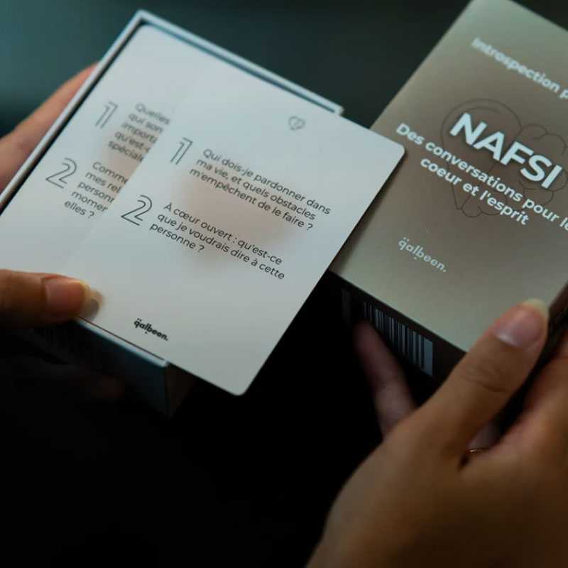 Jeu de cartes Nafsi pour adultes de Qalbeen, édition d'introspection personnelle, affiché avec des cartes colorées et symboliques.