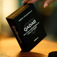 Jeu de cartes Qadar pour conversations pré-mariage, jeu pour adultes de la marque Qalbeen, avec illustrations et textes explicatifs.