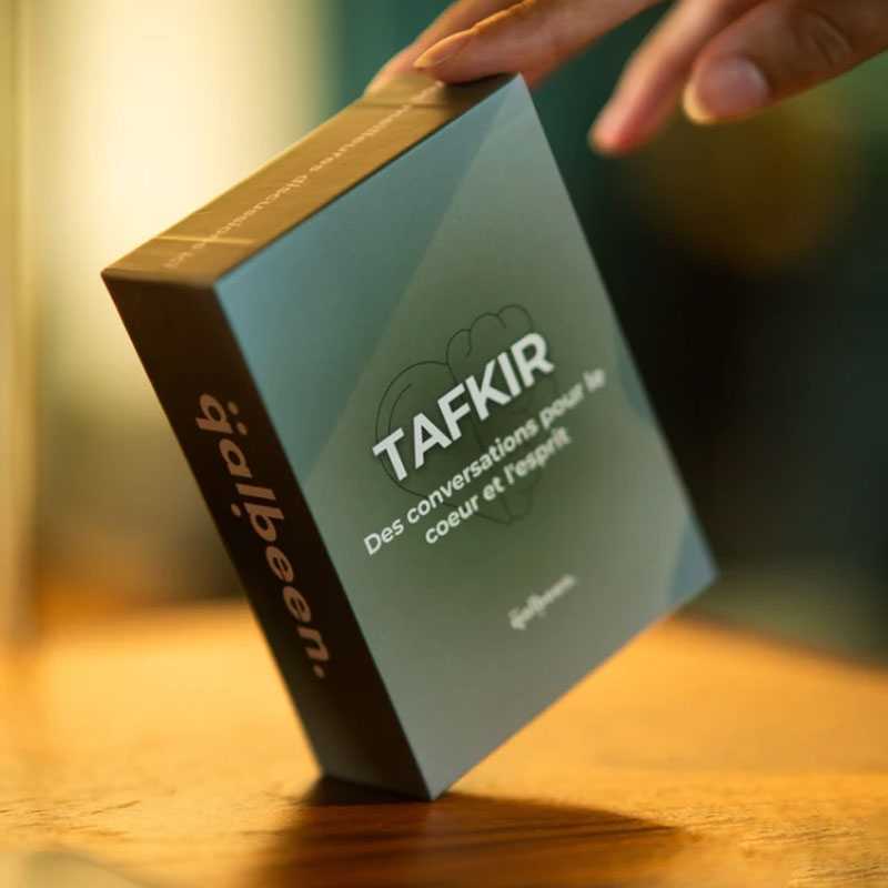 Jeu de cartes Tafkir pour adultes, édition Qalbeen, avec illustrations et textes pour stimuler l’esprit et le cœur.