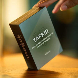 Jeu de cartes Tafkir pour adultes, édition Qalbeen, avec illustrations et textes pour stimuler l’esprit et le cœur.
