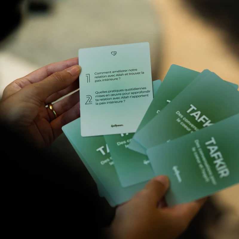 Jeu de cartes Tafkir pour adultes de Qalbeen, avec des illustrations et textes pour stimuler l’esprit et le cœur.