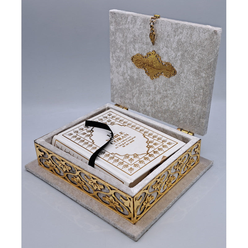 Coffret Coran luxe Sana Edition avec Coran AR/FR blanc, livre religieux islamique, présenté dans un coffret élégant blanc.