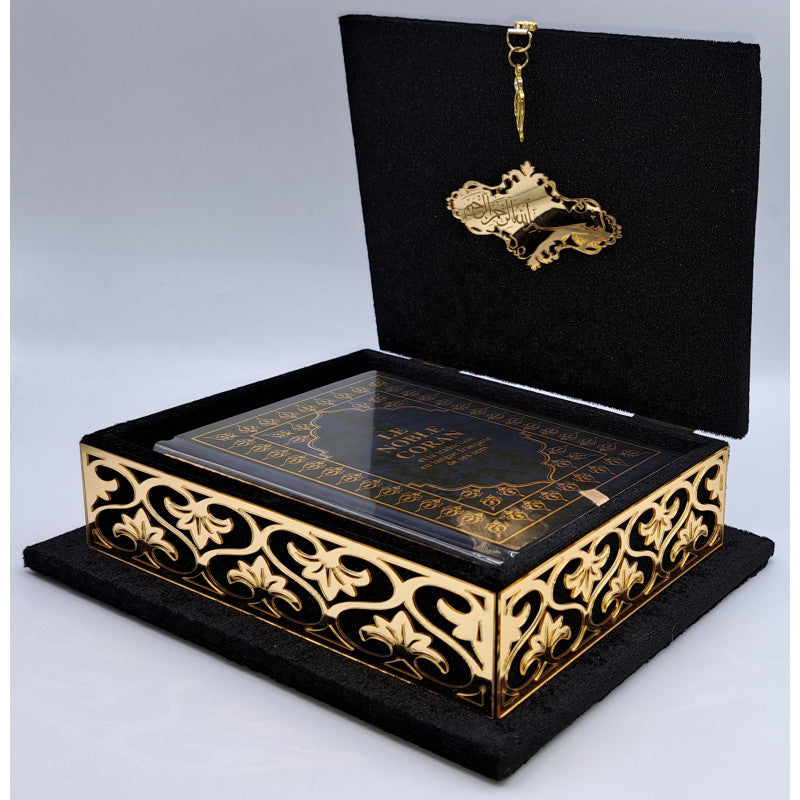 Coffret Coran luxe Sana Edition en noir doré avec Coran AR/FR, design élégant, couverture noire et dorée.