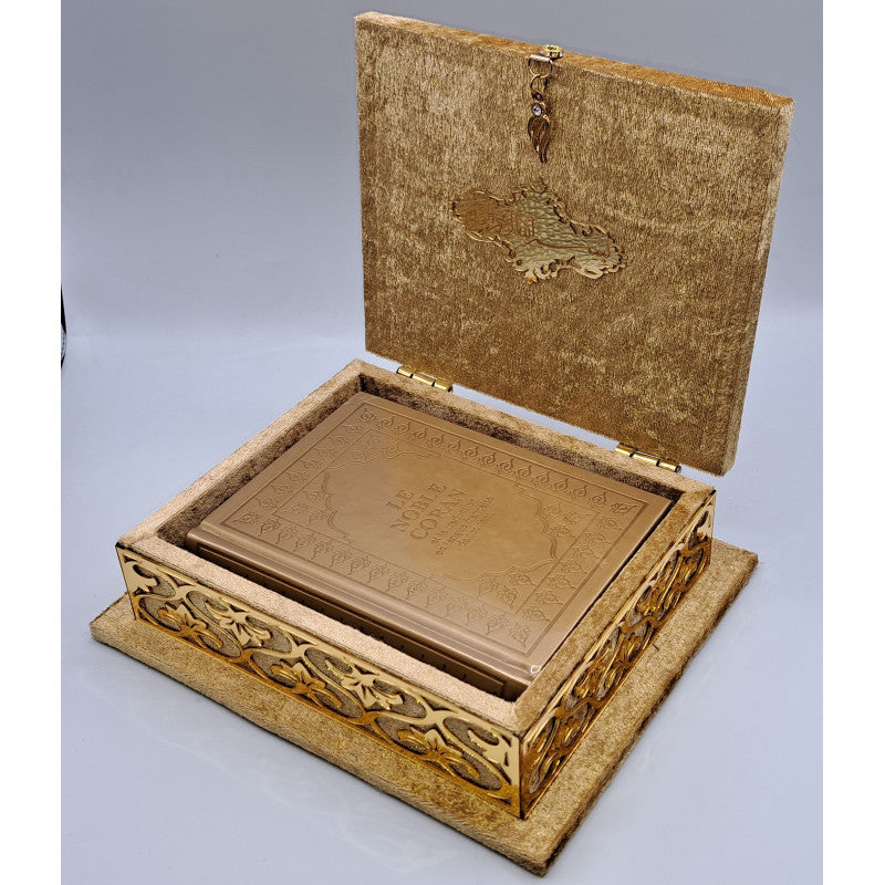 Coffret Coran luxe Sana Edition en couleur or, comprenant le Coran AR/FR avec couverture élégante et détails dorés.