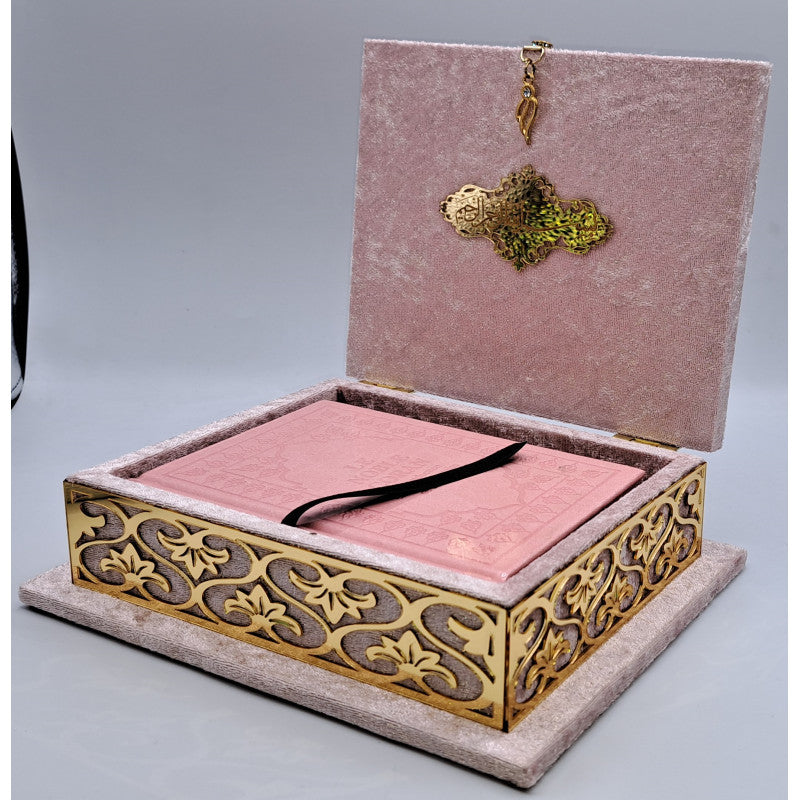 Coffret Coran Luxe Sana Edition, Coran AR/FR en couleur rose, livre saint avec écriture arabe et française.