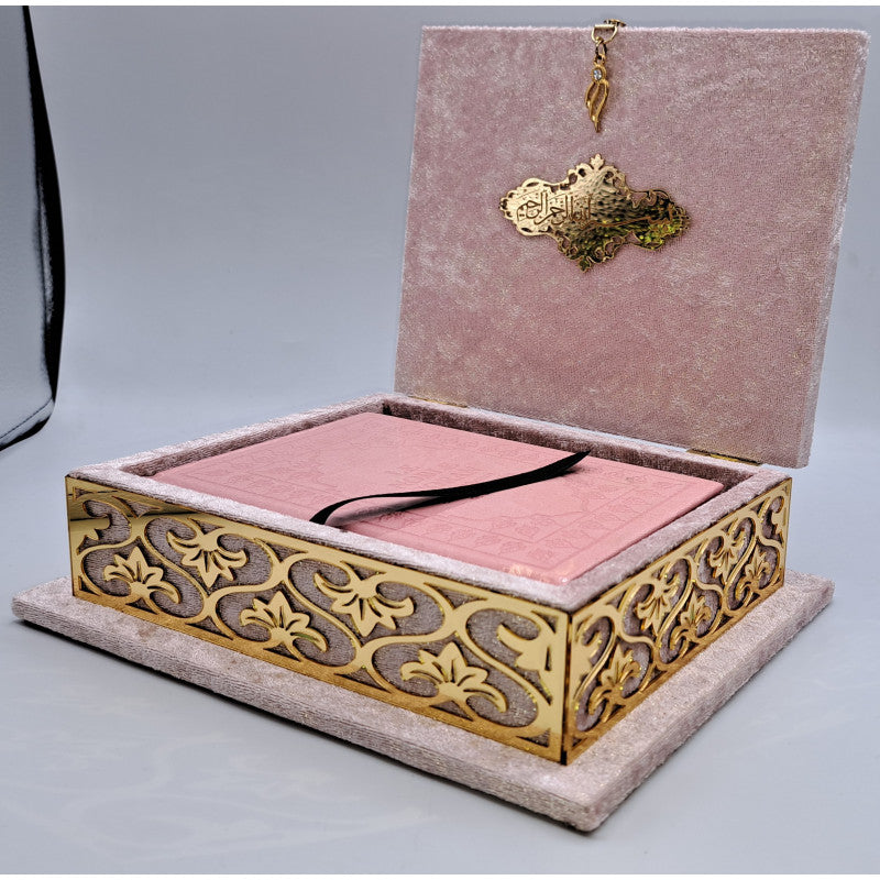 Coffret Coran luxe Sana Edition avec Coran AR/FR couleur rose, livre sacré islamique en image claire et élégante.