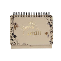 Livre 365 Rappels du Coran par Sana Edition, calendrier beige avec chevalet, pages illustrées et textes islamiques.