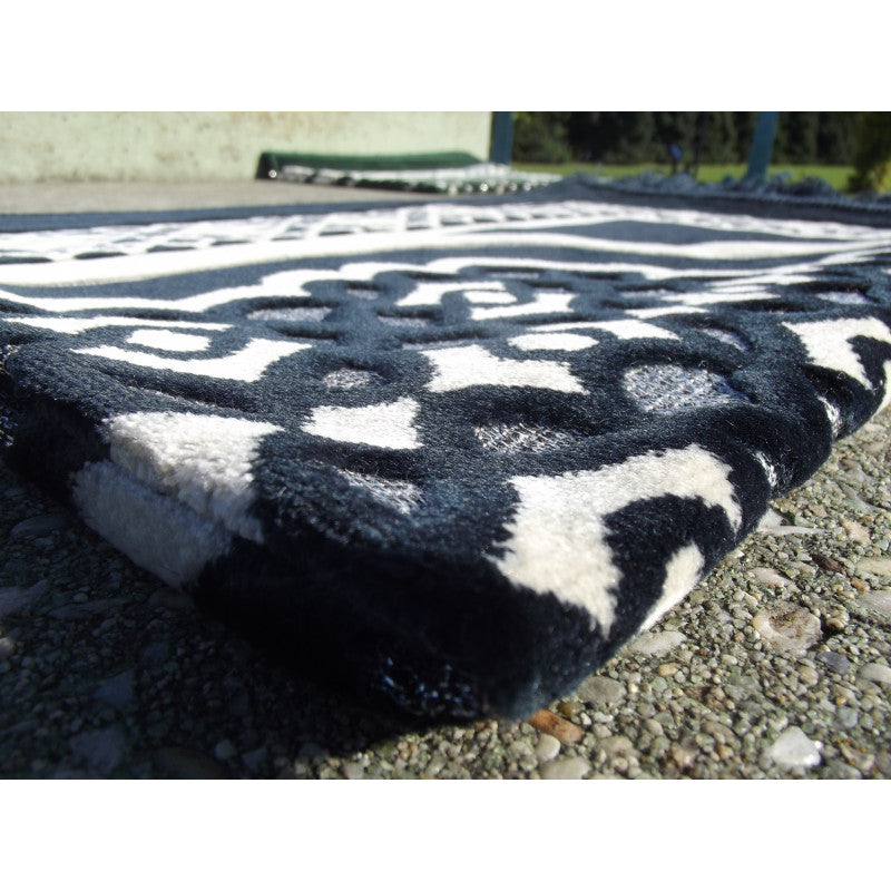 Tapis de prière Sana Edition avec contour géométrique en bleu marine, vue de face, détaillé et confortable pour la prière.