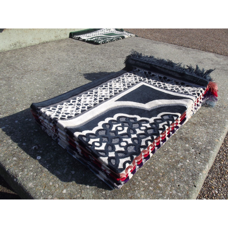 Tapis de prière Sana Edition avec contour géométrique en bleu marine, détail du tissu et motif élégant visible dans l'image.