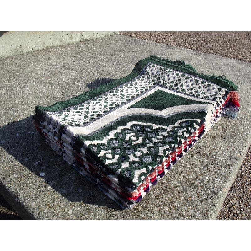 Tapis de prière Sana Edition avec motif géométrique en vert, tissé pour la prière musulmane, vue de face.