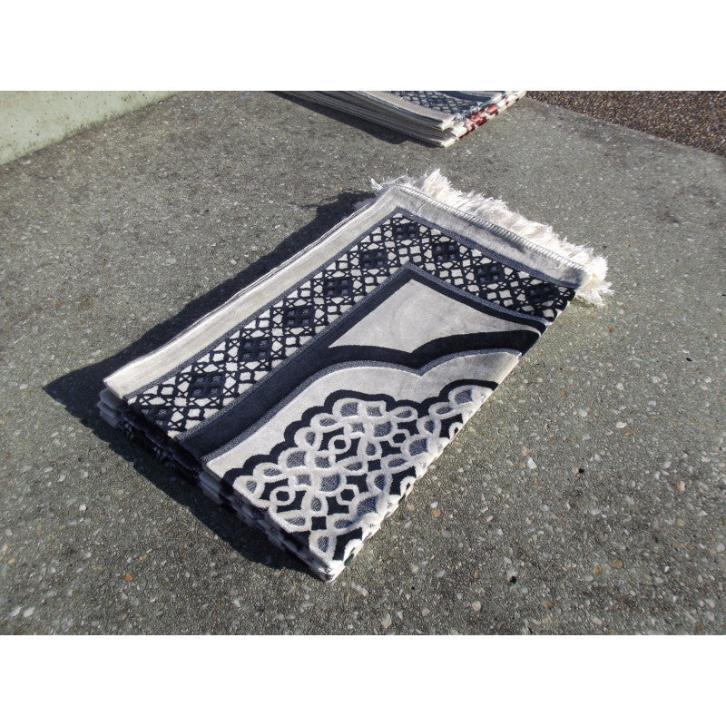 Tapis de prière Sana Edition avec contour géométrique bleu marine sur fond blanc, design élégant et moderne.