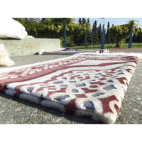 Tapis de prière Sana Edition avec contour géométrique en couleur terracotta sur fond blanc, design élégant et moderne.