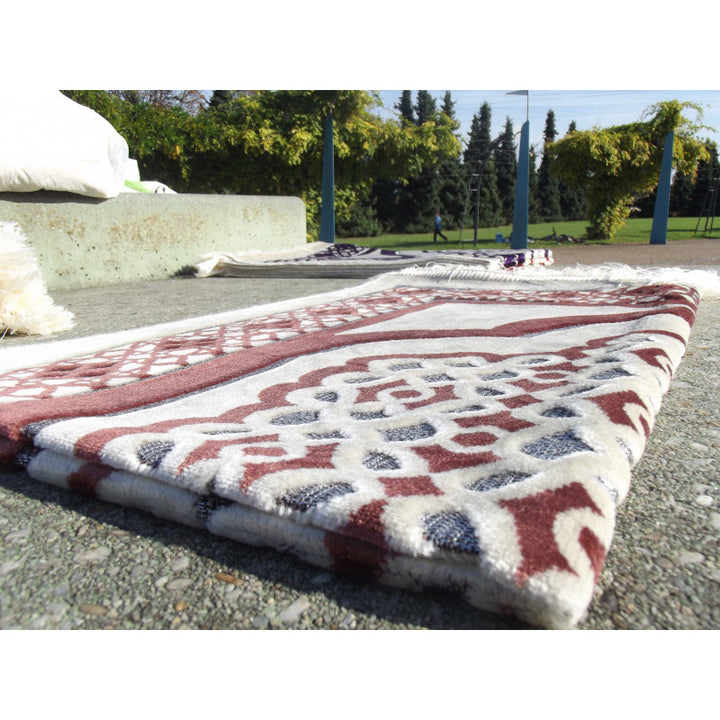 Tapis de Prière - Contour Géométrique - Fond Blanc - Couleur Terracotta