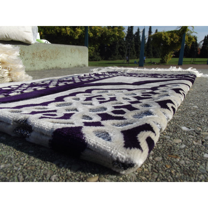 Tapis de prière Sana Edition avec contour géométrique violet sur fond blanc, motif moderne, tissu confortable pour la prière.
