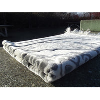 Tapis de prière épais Sana Edition, grande taille 117x82 cm, fond blanc avec motif gris, confortable et idéal pour la prière.