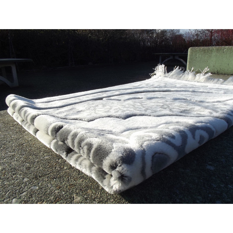 Tapis de prière épais Sana Edition, grande taille 117x82 cm, fond blanc avec motif gris, confortable et idéal pour la prière.
