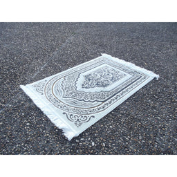 Tapis de prière épais Sana Edition, grande taille 117x82 cm, fond blanc avec motif gris, confortable et durable.