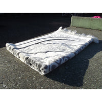 Tapis de prière épais Sana Edition, grande taille 117x82 cm, fond blanc avec motif gris, confortable et adapté à la prière.
