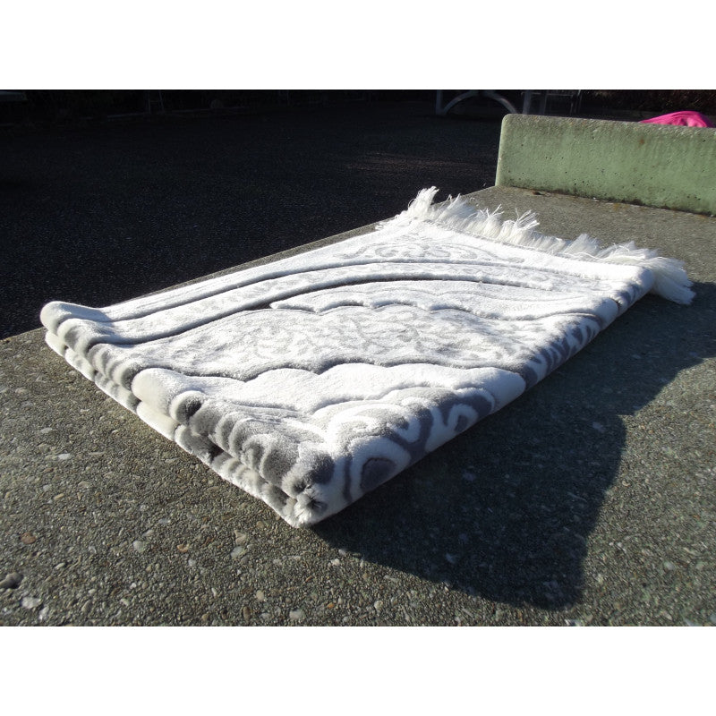 Tapis de prière épais Sana Edition, grande taille 117x82 cm, fond blanc avec motif gris, confortable et adapté à la prière.