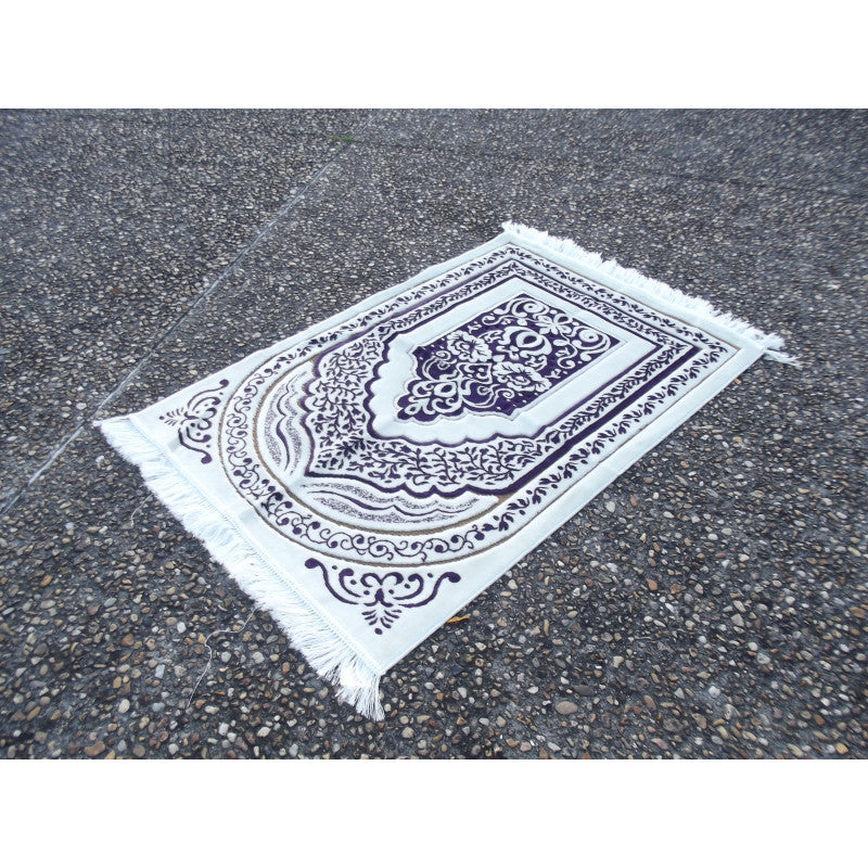 Tapis de prière épais Sana Edition, grande taille 117x82 cm, fond blanc avec motif violet, confortable et durable.
