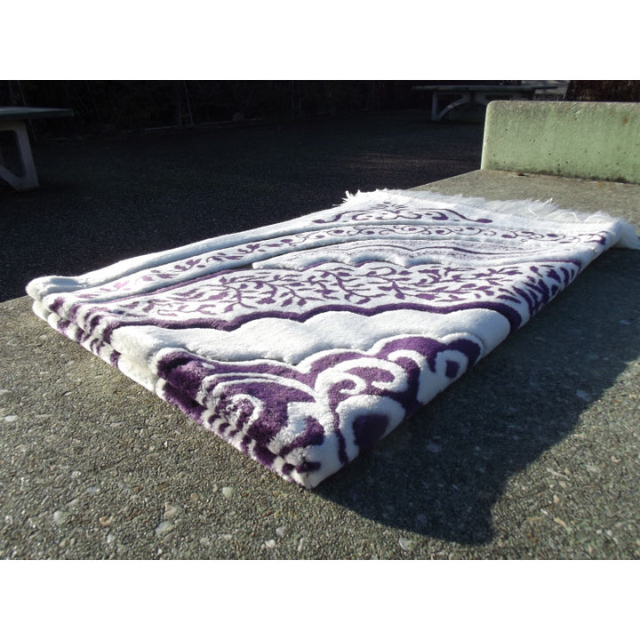 Tapis de Prière épais, Grande Taille (117 x 82 cm), Confortable - Fond Blanc & Motif Violet