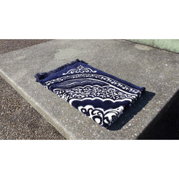 Tapis de Prière épais, Grande Taille (117 x 82 cm), Confortable - Fond Bleu & Motif Blanc - Librairie Al Minhaj