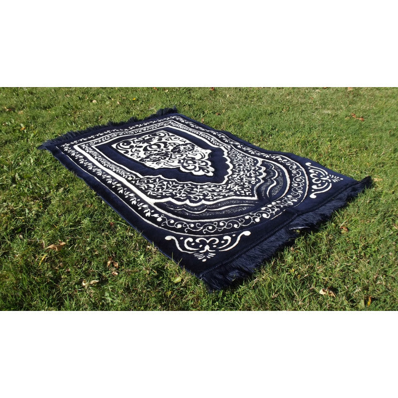 Tapis de prière épais Sana Edition, grande taille 117x82 cm, fond bleu avec motif blanc, confortable et adapté à la prière.