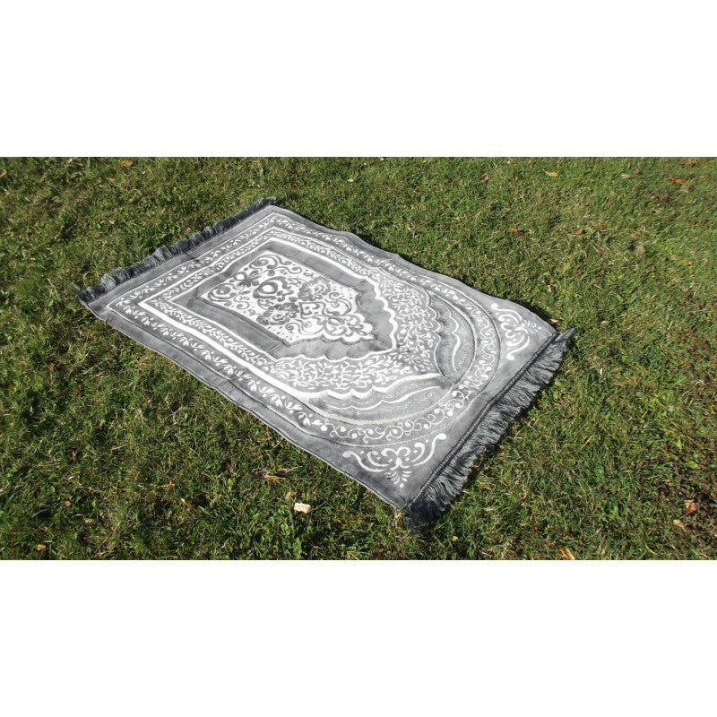 Tapis de prière épais Sana Edition, grande taille 117x82 cm, fond gris avec motif blanc, confortable pour la prière.