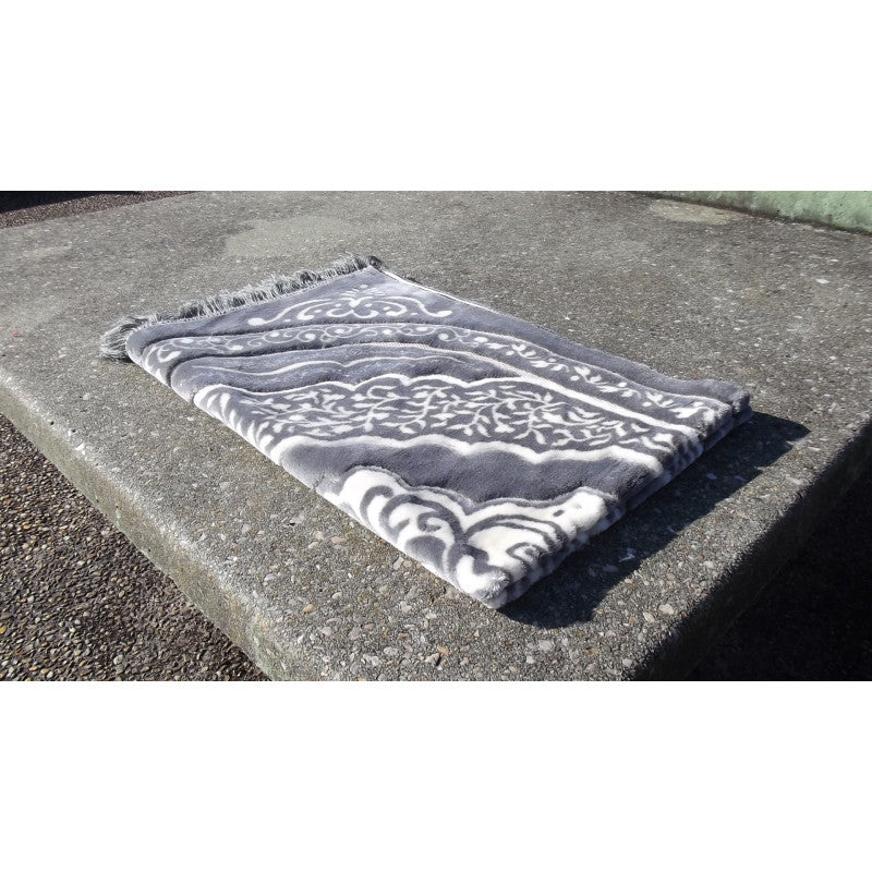 Tapis de prière épais Sana Edition, grande taille 117x82 cm, fond gris avec motif blanc, confortable et idéal pour la prière.