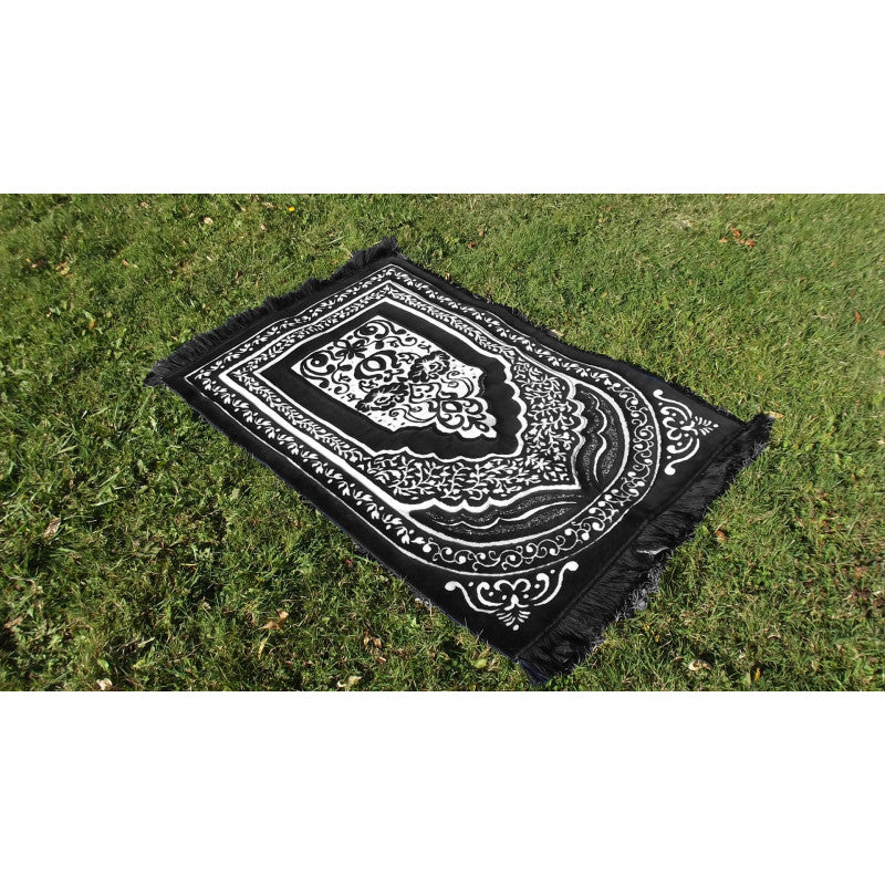 Tapis de prière épais et grand format de Sana Edition, fond noir avec motif blanc, confortable et idéal pour la prière.