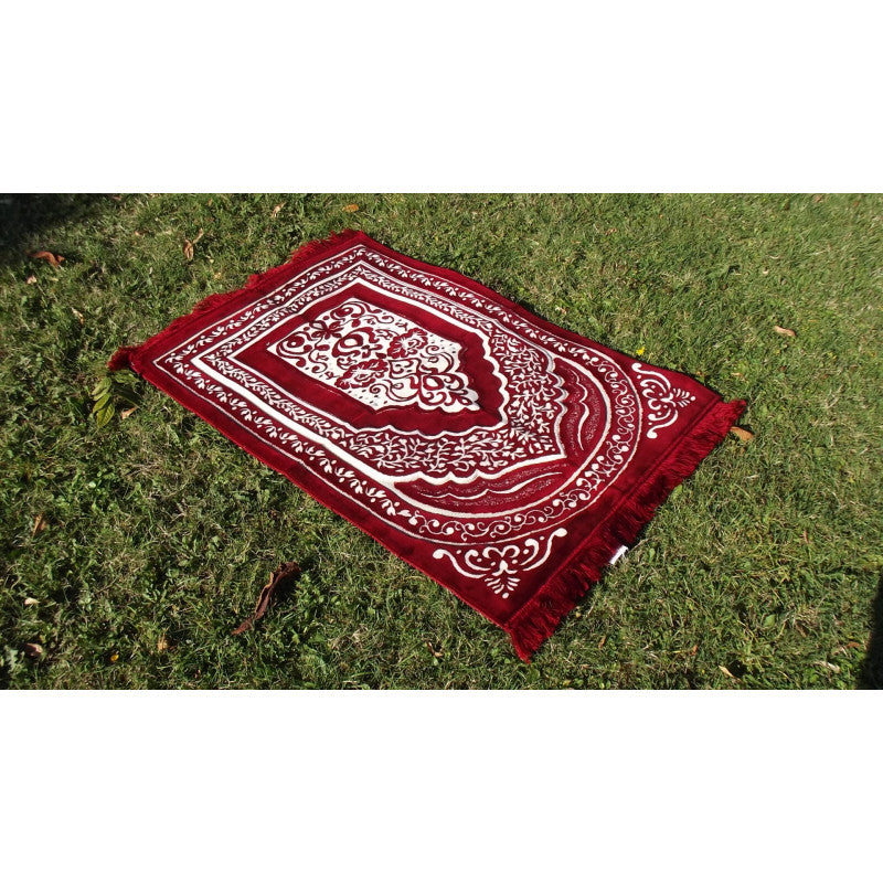 Tapis de prière épais Sana Edition, grande taille 117x82 cm, fond rouge avec motif blanc, confortable et élégant.