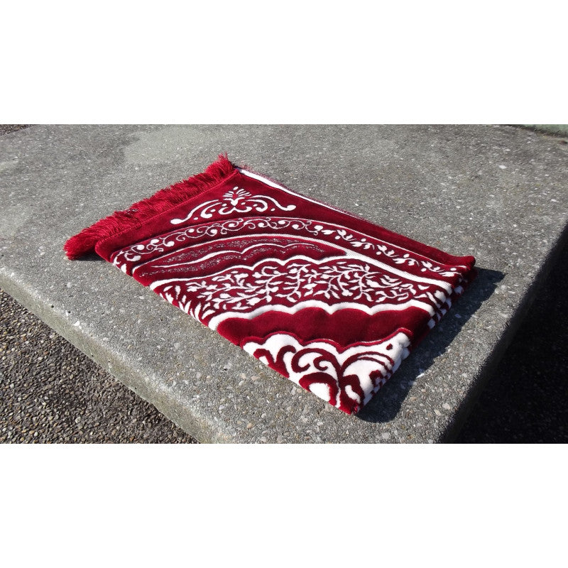 Tapis de prière épais Sana Edition, grande taille 117x82 cm, fond rouge avec motif blanc, confortable et élégant.