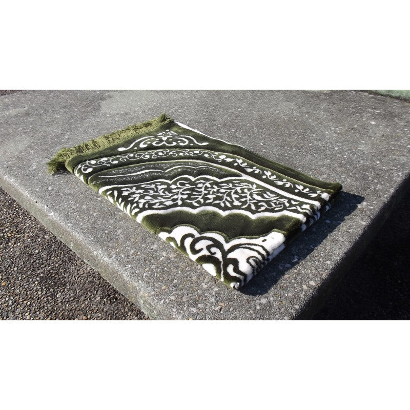 Tapis de prière épais Sana Edition, grande taille 117x82 cm, fond vert avec motif blanc, confort et douceur visibles.