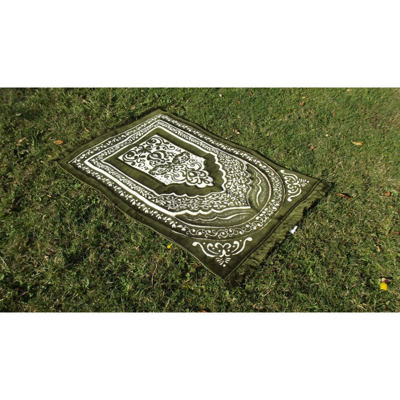 Tapis de prière épais Sana Edition, grande taille 117x82 cm, vert avec motif blanc, surface confortable pour la prière.