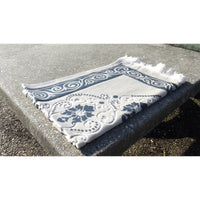 Tapis de Prière - Fond Blanc - Motif Fleurs - Couleur Bleu Ardoise - Librairie Al Minhaj