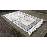 Tapis de Prière - Fond Blanc - Motif Fleurs - Couleur Bleu Ardoise - Librairie Al Minhaj
