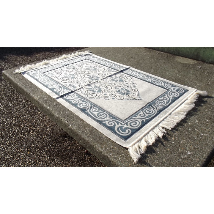Tapis de Prière - Fond Blanc - Motif Fleurs - Couleur Bleu Ardoise