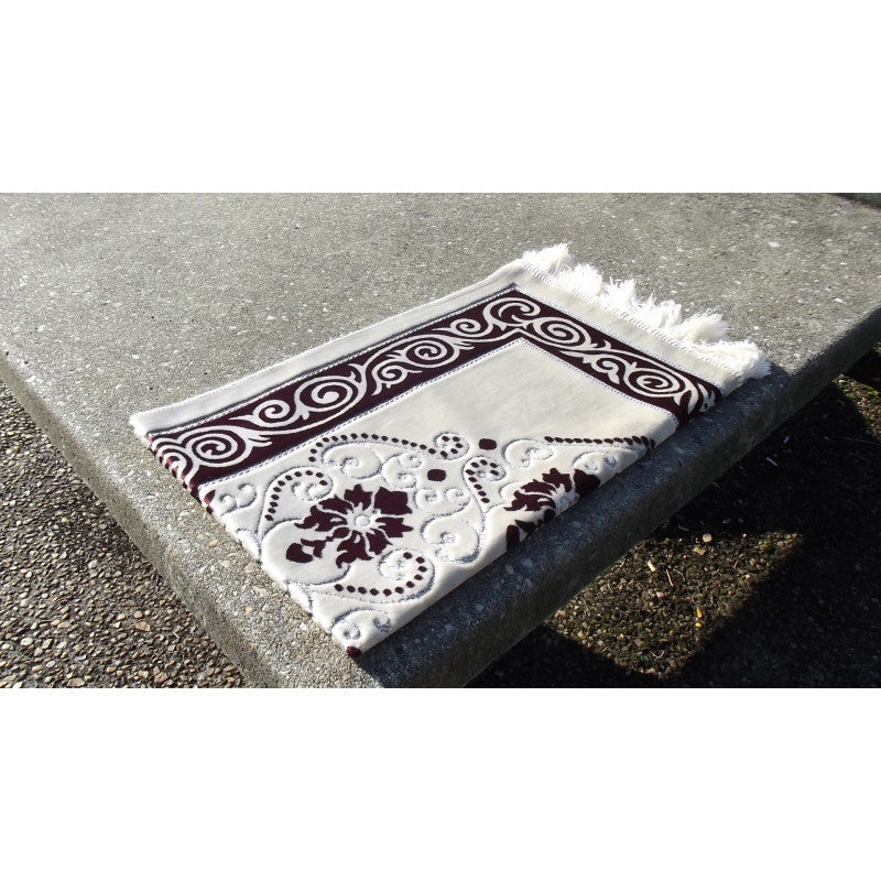 Tapis de prière Sana Edition avec fond blanc, motif fleurs rouges, design élégant pour la prière.